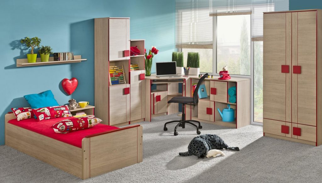 Set de mobilier format din pat, dulap, rafturi și masa PC: Datorită culorii roșii potrivit pentru camera fetei.
